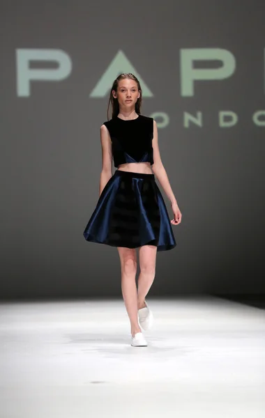 Moda indossando abiti disegnati da Paper London alla Settimana della Moda di Zagabria il 09 maggio 2014 a Zagabria, Croazia — Foto Stock