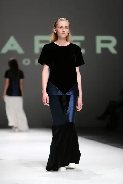Modell bär kläder designade av papper london på modeveckan zagreb den 09 maj, 2014 i zagreb, Kroatien — Stockfoto