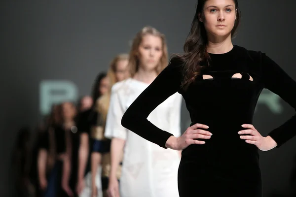 Modelo de moda vestindo roupas desenhadas por Paper London na Zagreb Fashion Week em 09 de maio de 2014 em Zagreb, Croácia — Fotografia de Stock