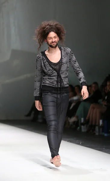 Modelmodel trägt kleidung von toni rico auf der zagreb fashion week am 09. Mai 2014 in zagreb, kroatien — Stockfoto