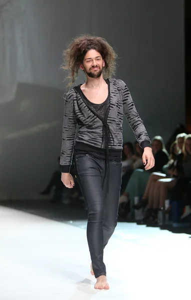 Modell bär kläder designade av toni rico på modeveckan zagreb den 09 maj, 2014 i zagreb, Kroatien — Stockfoto