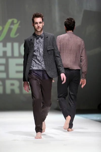 Modelo de moda vestindo roupas projetadas por Toni Rico na Zagreb Fashion Week em 09 de maio de 2014 em Zagreb, Croácia — Fotografia de Stock