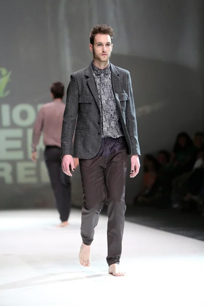 Modelo de moda vestindo roupas projetadas por Toni Rico na Zagreb Fashion Week em 09 de maio de 2014 em Zagreb, Croácia — Fotografia de Stock