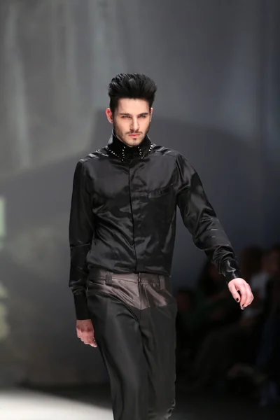 Modelmodel trägt kleidung von toni rico auf der zagreb fashion week am 09. Mai 2014 in zagreb, kroatien — Stockfoto