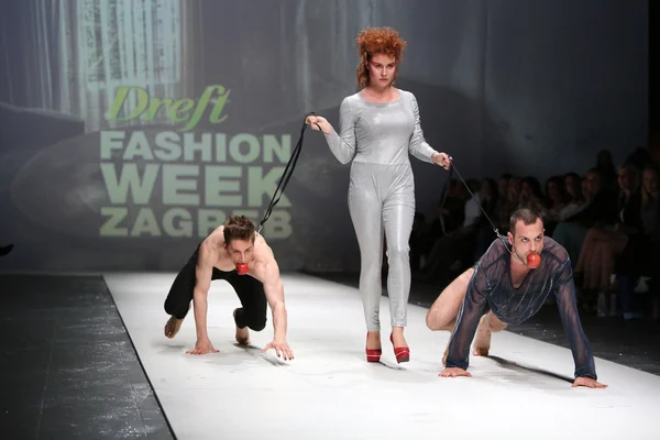 Модная модель в одежде, разработанной Тони Рико на Неделе Моды в Загребе, 9 мая 2014 года — стоковое фото