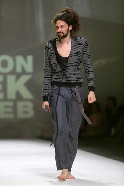 Modelo de moda vestindo roupas projetadas por Toni Rico na Zagreb Fashion Week em 09 de maio de 2014 em Zagreb, Croácia — Fotografia de Stock