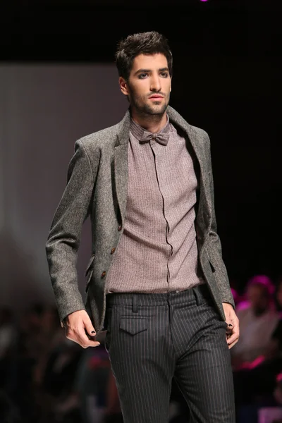 Fashion model wearing clothes designed by Toni Rico on the Zagreb Fashion Week on May 09, 2014 in Zagreb, Croatia — Stock Photo, Image