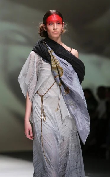 Modell bär kläder designade av zjena glamocanin på modeveckan zagreb den 09 maj, 2014 i zagreb, Kroatien. — Stockfoto