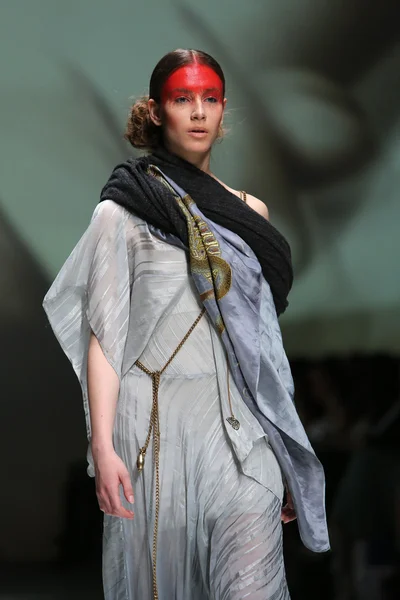 Moda indossando abiti disegnati da Zjena Glamocanin alla Settimana della Moda di Zagabria il 09 maggio 2014 a Zagabria, Croazia . — Foto Stock
