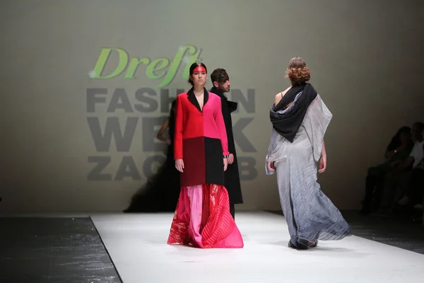 Modelka noszenie ubrania zaprojektowane przez zjena glamocanin na Zagrzeb fashion week w dniu 09 maja 2014 r. w Zagrzebiu, Chorwacja. — Zdjęcie stockowe