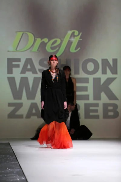 Fashion model wearing clothes designed by Zjena Glamocanin on the Zagreb Fashion Week on May 09, 2014 in Zagreb, Croatia. — Stock Photo, Image