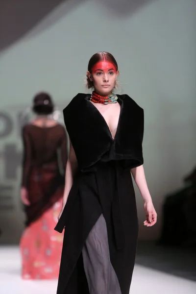 Modelo de moda vestindo roupas projetadas por Zjena Glamocanin na Zagreb Fashion Week em 09 de maio de 2014 em Zagreb, Croácia . — Fotografia de Stock