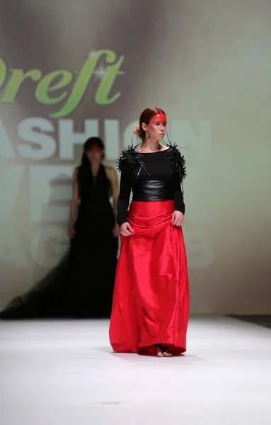 Modelka noszenie ubrania zaprojektowane przez zjena glamocanin na Zagrzeb fashion week w dniu 09 maja 2014 r. w Zagrzebiu, Chorwacja. — Zdjęcie stockowe