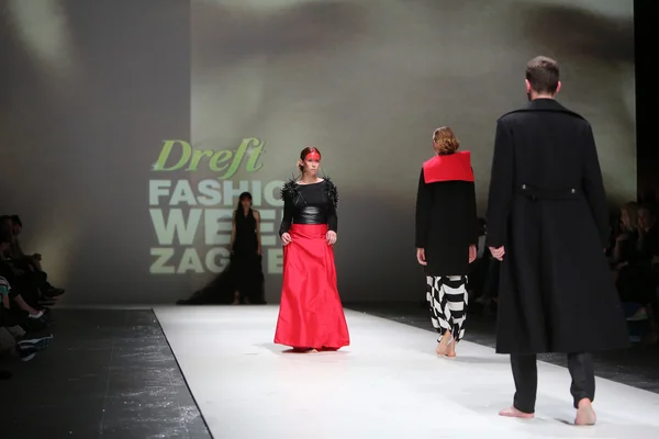 Modelka noszenie ubrania zaprojektowane przez zjena glamocanin na Zagrzeb fashion week w dniu 09 maja 2014 r. w Zagrzebiu, Chorwacja. — Zdjęcie stockowe