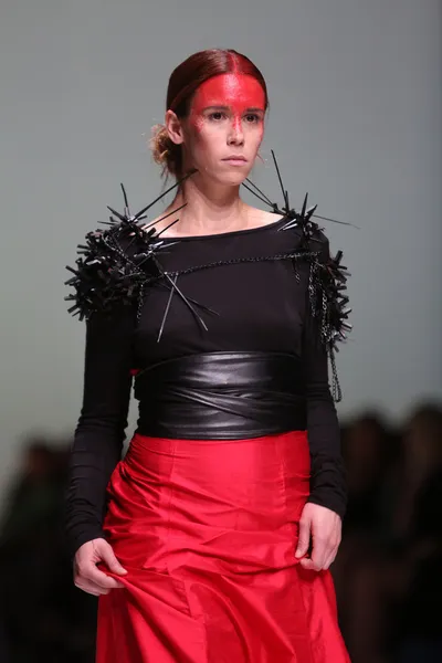 Manken üzerinde 09 Nisan 2014, zagreb, Hırvatistan zagreb moda haftasında zjena glamocanin tarafından tasarlanan kıyafetleri. — Stok fotoğraf