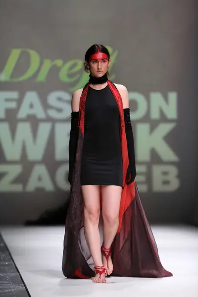 时装模特穿着衣服在 2014 年 5 月 9 日在克罗地亚萨格勒布萨格勒布时装周上设计的 zjena 格拉莫查宁. — 图库照片