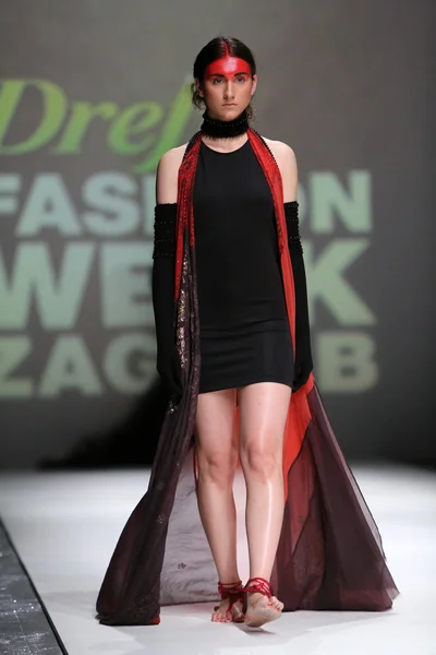 Fashion model dragen van kleding ontworpen door zjena glamocanin op de zagreb fashionweek op 09 mei 2014 in zagreb, Kroatië. — Stockfoto