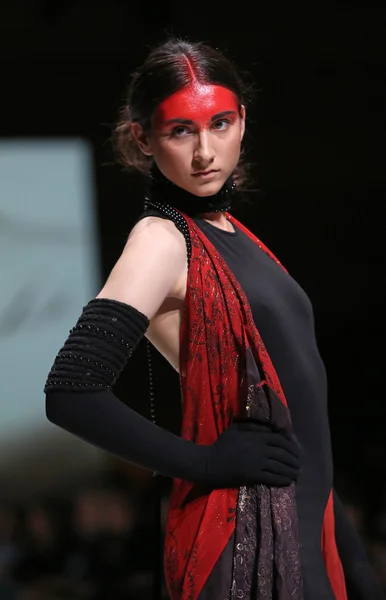 Divat modell visel ruhát tervezett zjena glamocanin a zágrábi divat héten május 09, 2014-Zágráb, Horvátország. — Stock Fotó