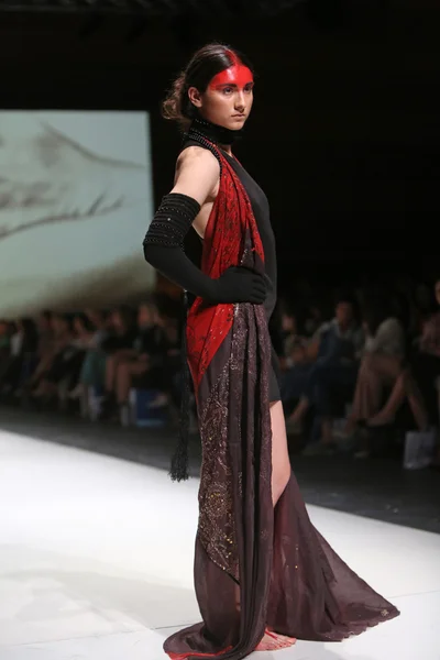 Modell bär kläder designade av zjena glamocanin på modeveckan zagreb den 09 maj, 2014 i zagreb, Kroatien. — Stockfoto