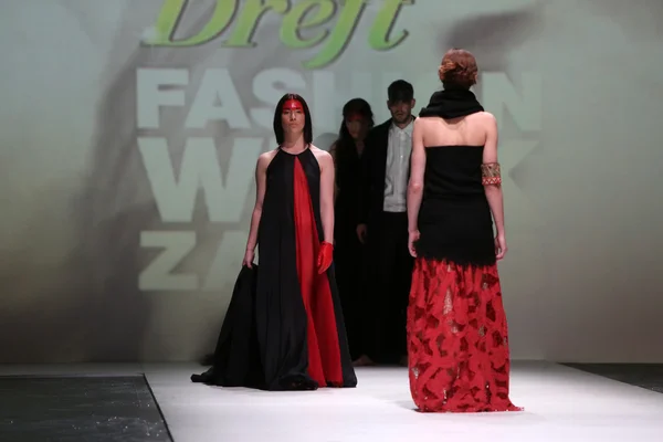 Moda indossando abiti disegnati da Zjena Glamocanin alla Settimana della Moda di Zagabria il 09 maggio 2014 a Zagabria, Croazia . — Foto Stock