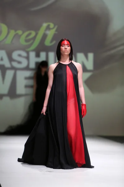 Fashion model dragen van kleding ontworpen door zjena glamocanin op de zagreb fashionweek op 09 mei 2014 in zagreb, Kroatië. — Stockfoto