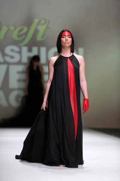 Modelka noszenie ubrania zaprojektowane przez zjena glamocanin na Zagrzeb fashion week w dniu 09 maja 2014 r. w Zagrzebiu, Chorwacja. — Zdjęcie stockowe