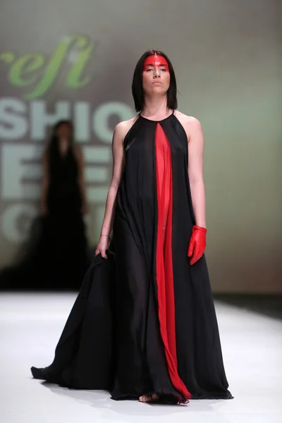 Modelo de moda vestindo roupas projetadas por Zjena Glamocanin na Zagreb Fashion Week em 09 de maio de 2014 em Zagreb, Croácia . — Fotografia de Stock
