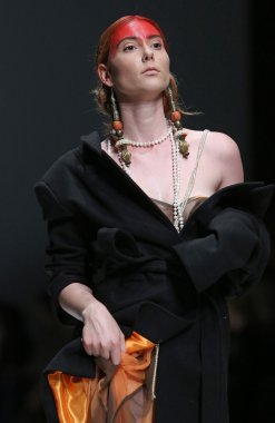 manken üzerinde 09 Nisan 2014, zagreb, Hırvatistan zagreb moda haftasında zjena glamocanin tarafından tasarlanan kıyafetleri.