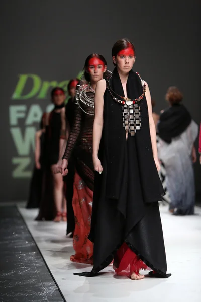 Moda indossando abiti disegnati da Zjena Glamocanin alla Settimana della Moda di Zagabria il 09 maggio 2014 a Zagabria, Croazia . — Foto Stock