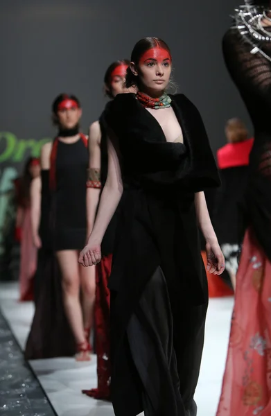 2014 년 5 월 9 일 자그레브, 크로아티아의 자그레브 유행 주에 zjena glamocanin에 의해 설계 된 옷을 입고 패션 모델. — 스톡 사진