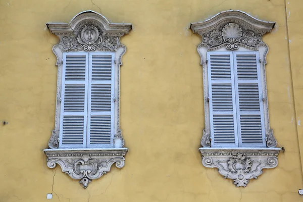 Fenster Eines Klassischen Hauses Der Typischen Regionalfarbe Gelb Von Parma — Stockfoto