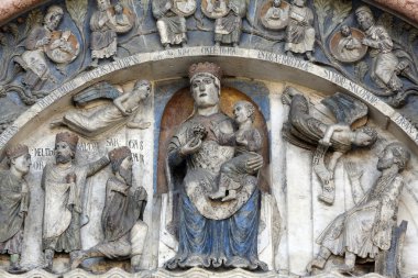 Meryem Ana ile bebek İsa. vaftizhane. Parma. İtalya.