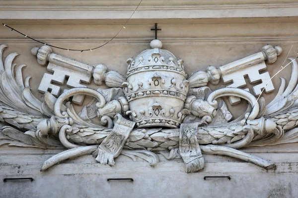 Papal coat of arms at St Peter's Church in Parma, Italy — Stock Photo, Image