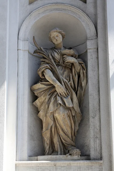 Santa Lucía, estatua de mármol. Iglesia de Santa Lucía. Parma. Italia — Foto de Stock