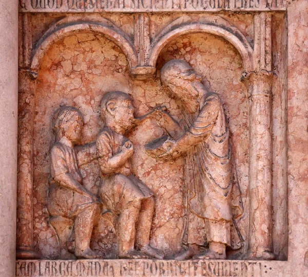 Kristus utför arbeten av barmhärtighet lättnad i baptistry, parma, Italien — Stockfoto