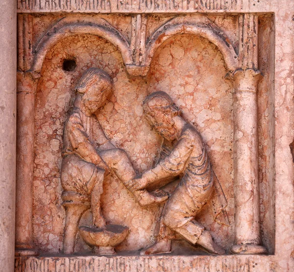 Kristus udfører værker af barmhjertighed relief ved dåben, Parma, Italien - Stock-foto