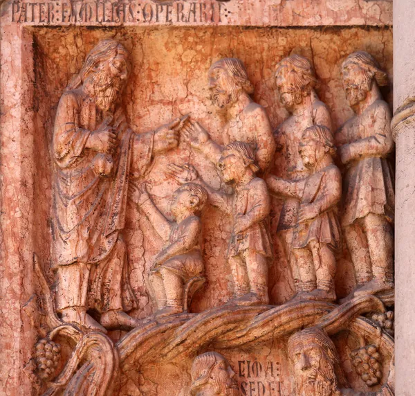 Kristus utför arbeten av barmhärtighet lättnad i baptistry, parma, Italien — Stockfoto