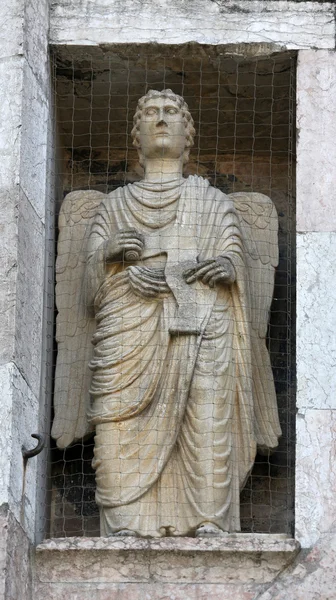 Angel, marble statue on the Baptistery, Parma, Italy — Stock Photo, Image