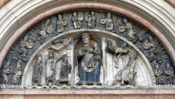Panny Marie s Ježíšek. křtitelnice. Parma. Itálie. — Stock fotografie