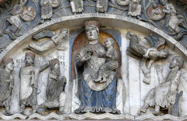 Virgen María con el Niño Jesús. Baptisterio. Parma. Italia . —  Fotos de Stock