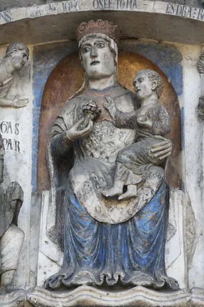 Virgin Mary with baby Jesus. Baptistery. Parma. Italy. — Stock Photo, Image