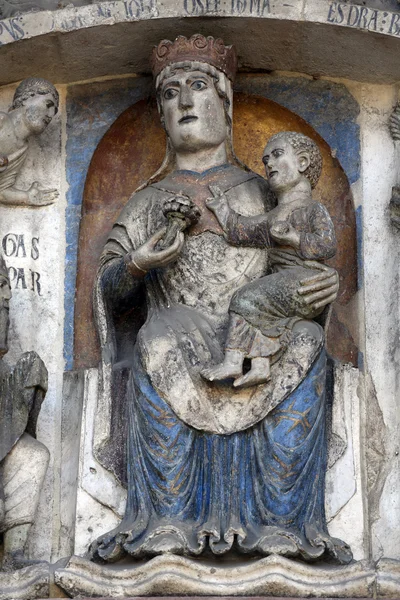 Jungfru Maria med barnet jesus. dopkapellet. Parma. Italien. — Stockfoto