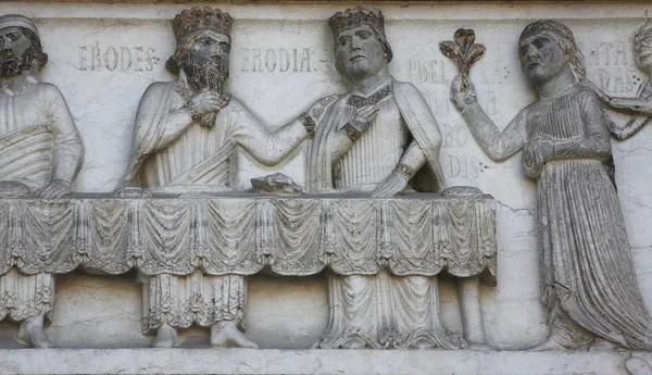 Detalj av marmor ristningarna på det baptisterium, parma, Italien — Stockfoto