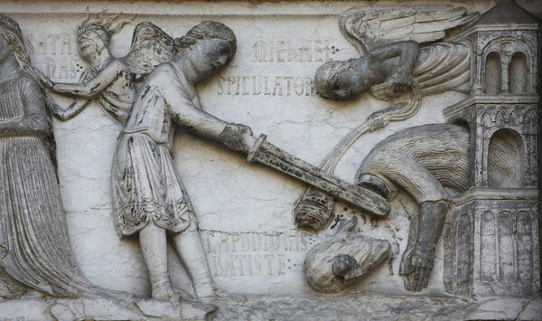 Обезглавливание Иоанна Крестителя, детали мраморной резьбы на баптистерии, Парма, Италия
