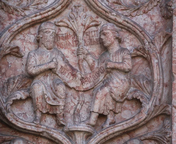 Detalhe de esculturas em mármore no Batistério, Parma, Itália — Fotografia de Stock