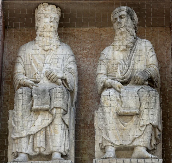 Santos, estatua de mármol en el Baptisterio, Parma, Italia — Foto de Stock