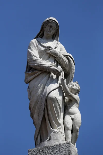 Estatua de santo, iglesia de San Juan Evangelista. Parma. Italia — Foto de Stock