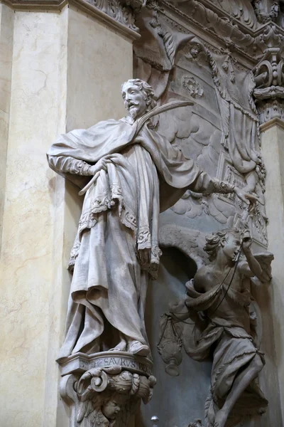 在圣维塔大教堂圣的雕像。帕尔马。意大利 — 图库照片