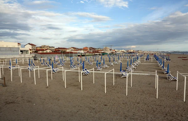 Typical Italian beach chairs in Viareggio, one of the most well known summer italian vacation spots — Stock Photo, Image