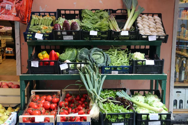 Tyypillinen italialainen ruokakauppa kyläkadulla Riomaggioressa, Cinque Terre, Italia — kuvapankkivalokuva